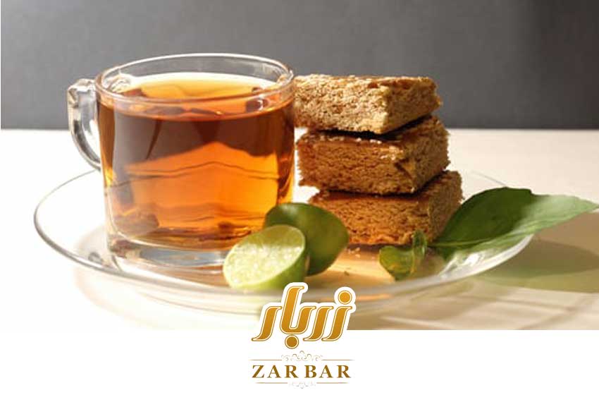 چای و کیک در کنار لیمو