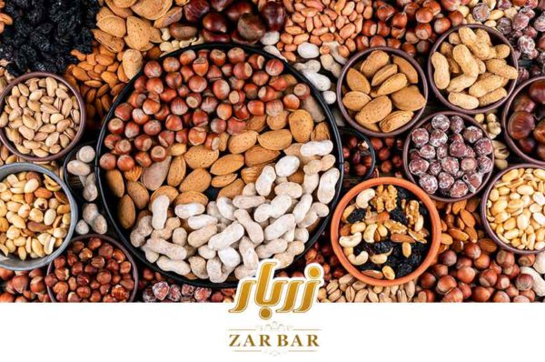 چندین ظرف حاوی انواع مختلفی از آجیل